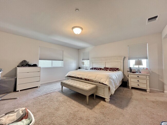 Building Photo - Perfect Family Home in Hollister