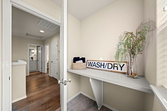 Building Photo - 3 Bedroom Townhome In Midtown with Fireplace