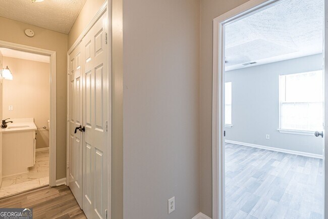 Building Photo - 5895 Hampton Ct