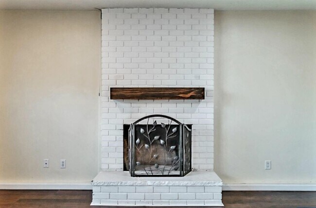 Building Photo - 1420 Cunningham Ln S