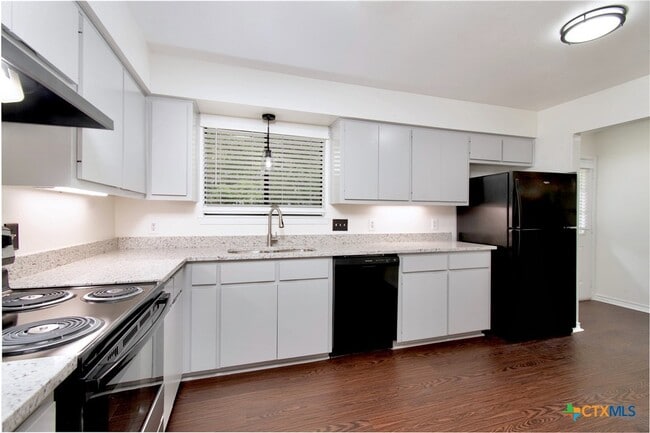 Building Photo - 1405 Oak Park Ln