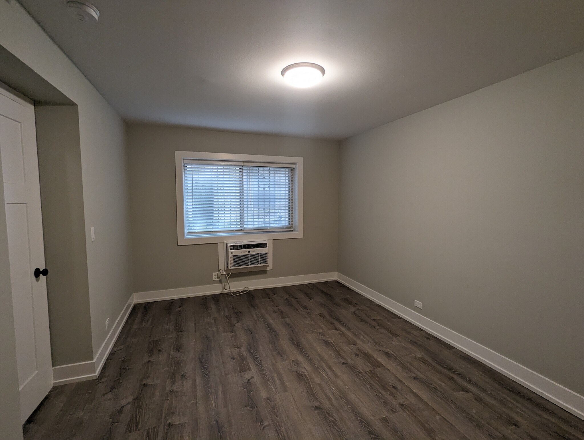 Building Photo - 542 W Surf St