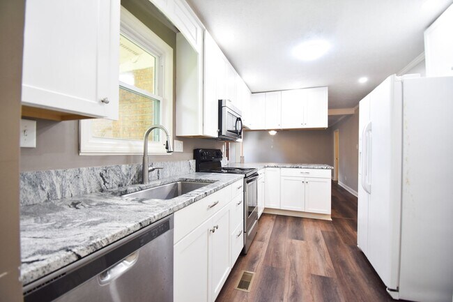 Building Photo - 3 Bedroom 2 Bathroom Home- Pets Considered