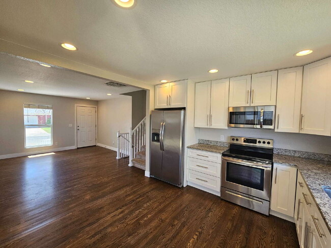 Building Photo - Spacious 4-Bedroom Aurora Home with Garage...