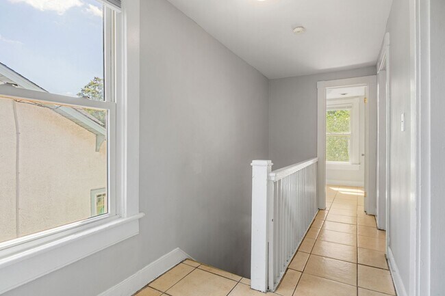 Building Photo - 3 Bedroom/1.5 Bath Northside Home ***Avail...