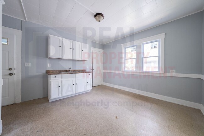 Building Photo - 2040 W 103rd St