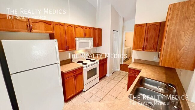 Building Photo - 3658 Oakdale Cir