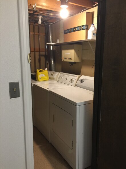 Shared Laundry Room - 2604 Tremont St