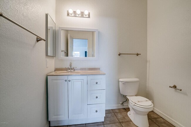 Building Photo - Charming 4 Bedroom 3 Bath 3 Car garage Hom...