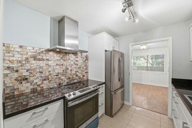 Building Photo - Hidden Gem at Saratoga Creekside – End Unit with Yard