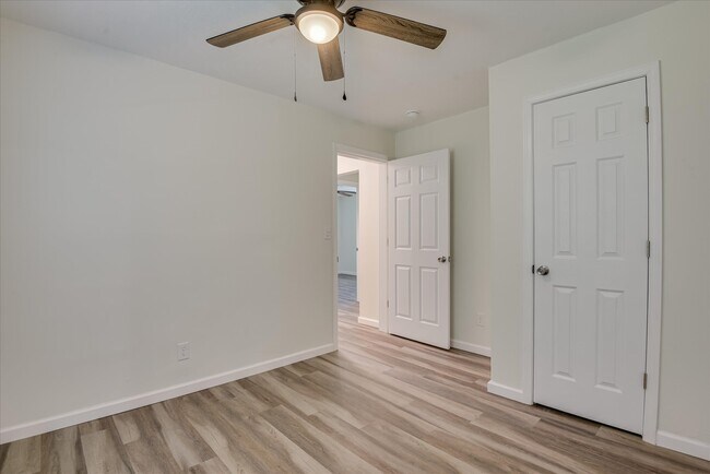 Building Photo - 655 Seymour Dr