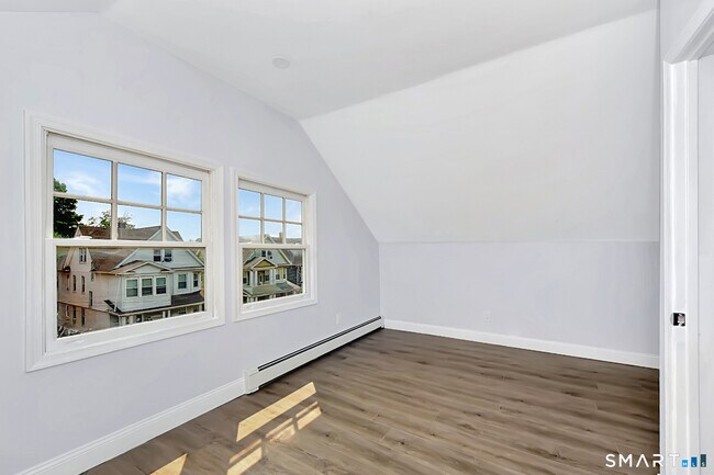 Building Photo - 463 Wilmot Ave