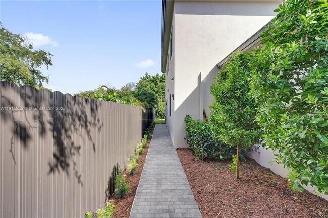 Building Photo - 119 NE 118th St