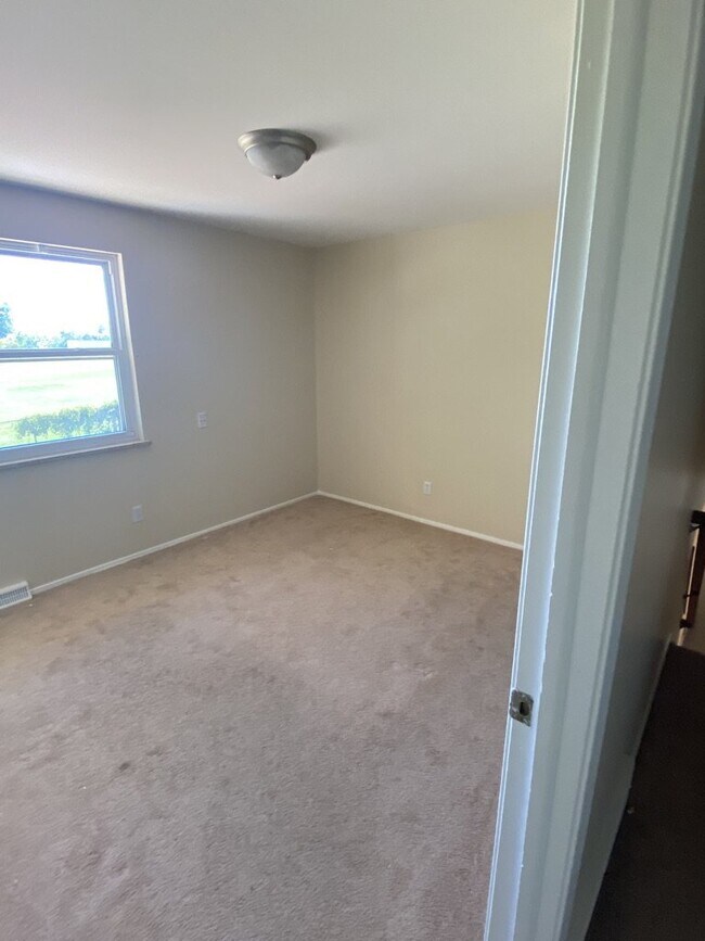 Building Photo - AVAILABLE IMMEDIATELY! Five bedroom house ...