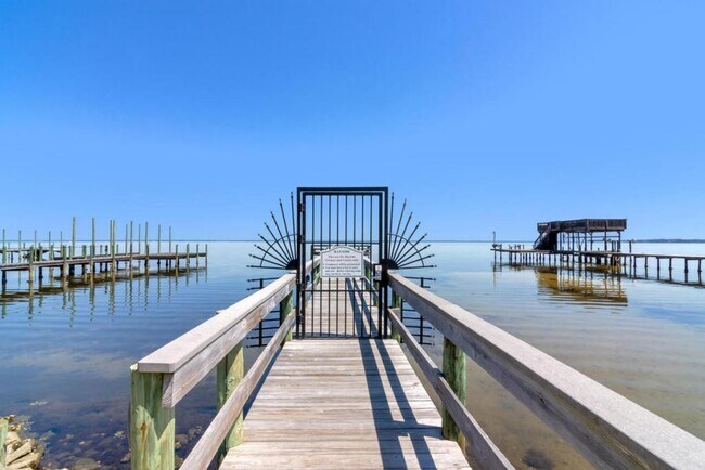 Building Photo - Beautifully Upgraded 3B/2B Unfurnished hom...