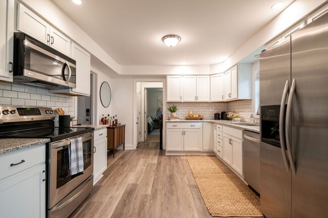 Building Photo - Fantastic and updated 4 bedroom home in Au...