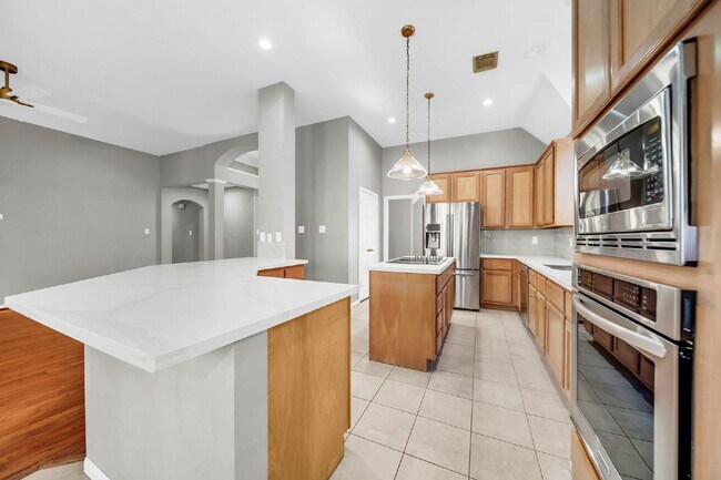 Building Photo - MOVE IN READY! Cream-of-the-crop location in the heart of the cul-de-sac!