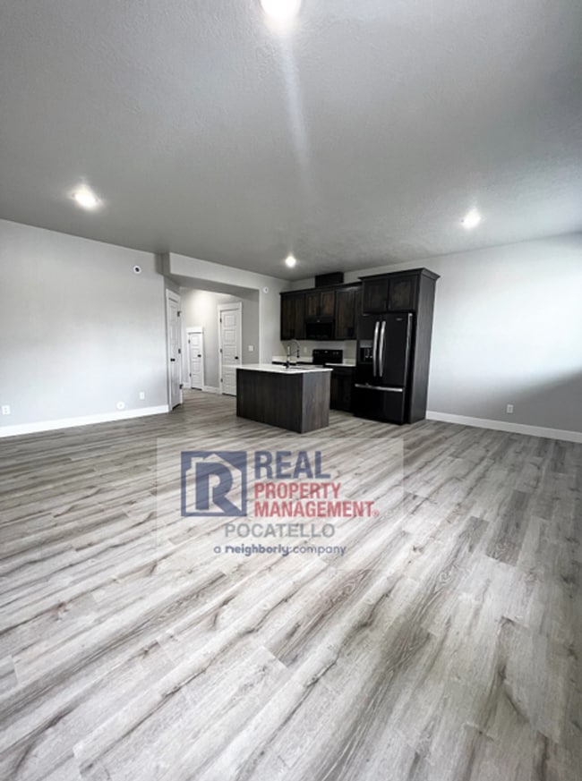 Building Photo - MOVE IN SPECIAL - 3 Bedroom 2.5 Bathroom T...