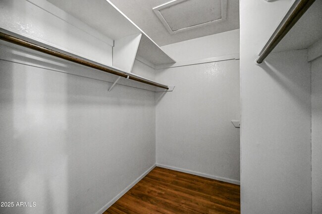Building Photo - 1218 E Vinedo Ln