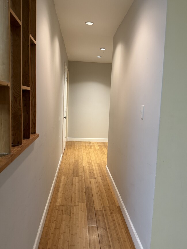 Hallway to beds, washer/dryer, bath - 8112 Colony Point Rd