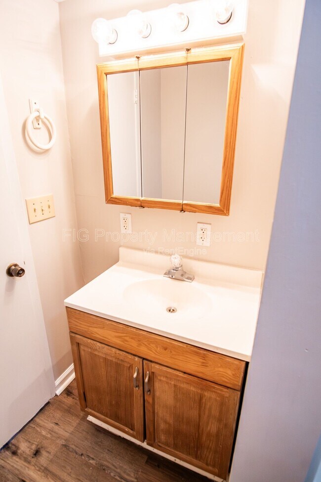 Building Photo - 1138 Valley Dr SW