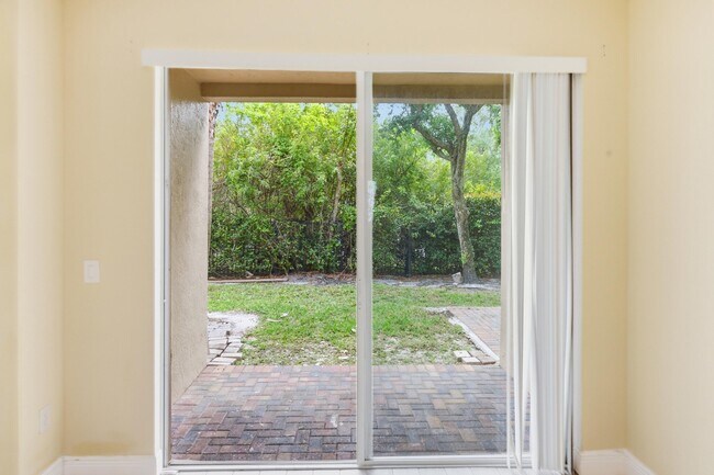 Building Photo - 1810 Seminole Palms Dr