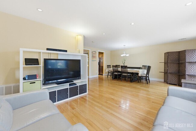 Building Photo - 10 Coventry Ct