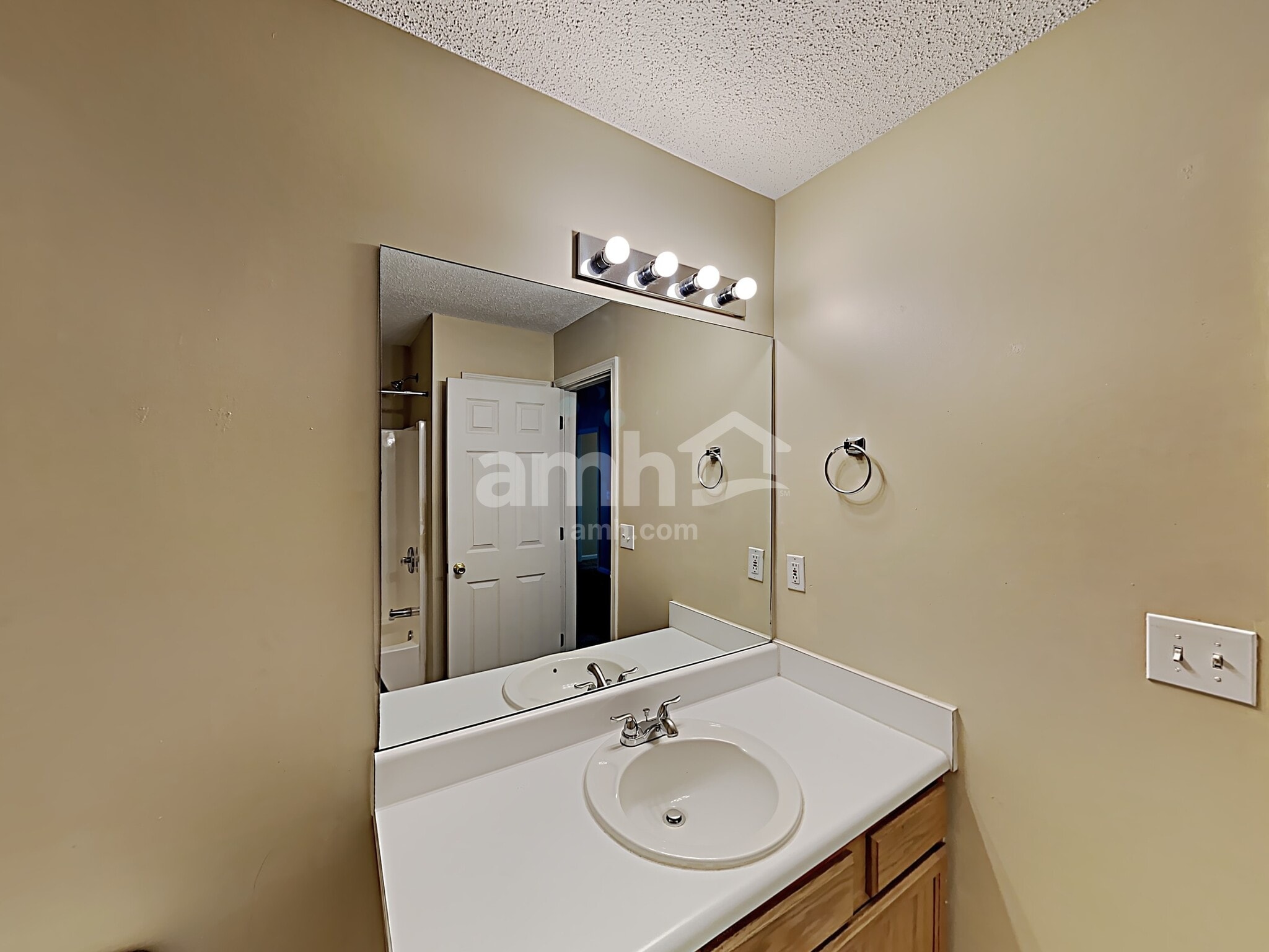 Building Photo - 4650 Grove Ct
