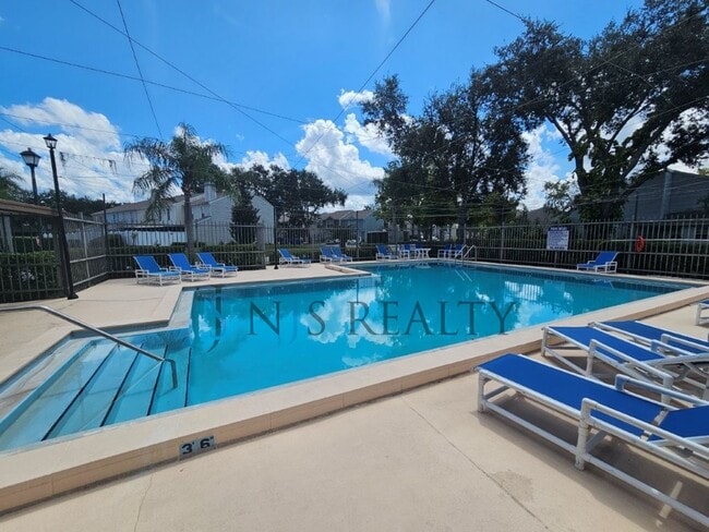 Building Photo - 2/2 Townhome with HUGE Living Room, Commun...
