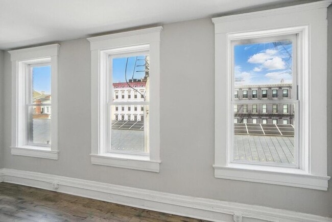 Building Photo - 107 W Elder St