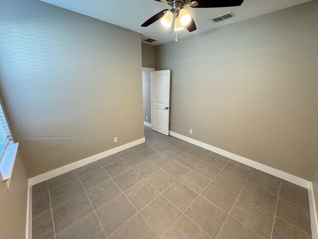 Building Photo - $500 OFF OF A MONTH OF RENT! Beautiful 4BD/2BA Home in Poinciana – No HOA Approval Needed! Pets W...