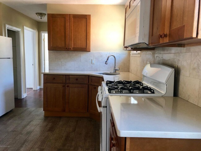 Building Photo - 423-425-425 Moss St