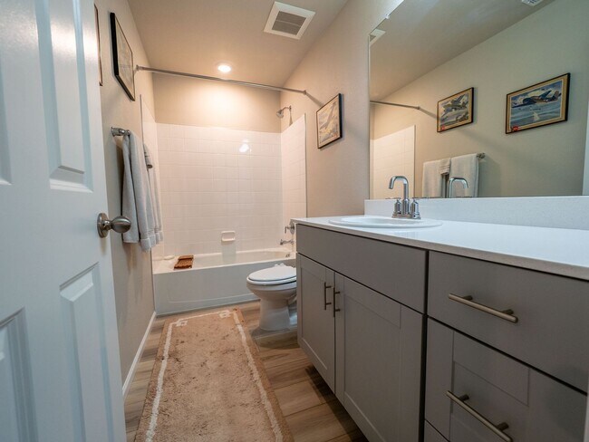 Building Photo - Astonishing 3 Bed/3.5 Bath Tri Level Townhome.   Must see to believe!!