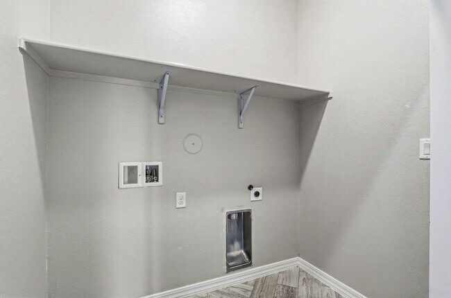 Building Photo - 925 Louisiana Downs Ave