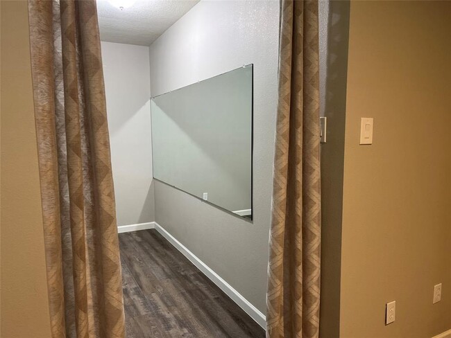 Building Photo - 304 S Shadowbend Dr