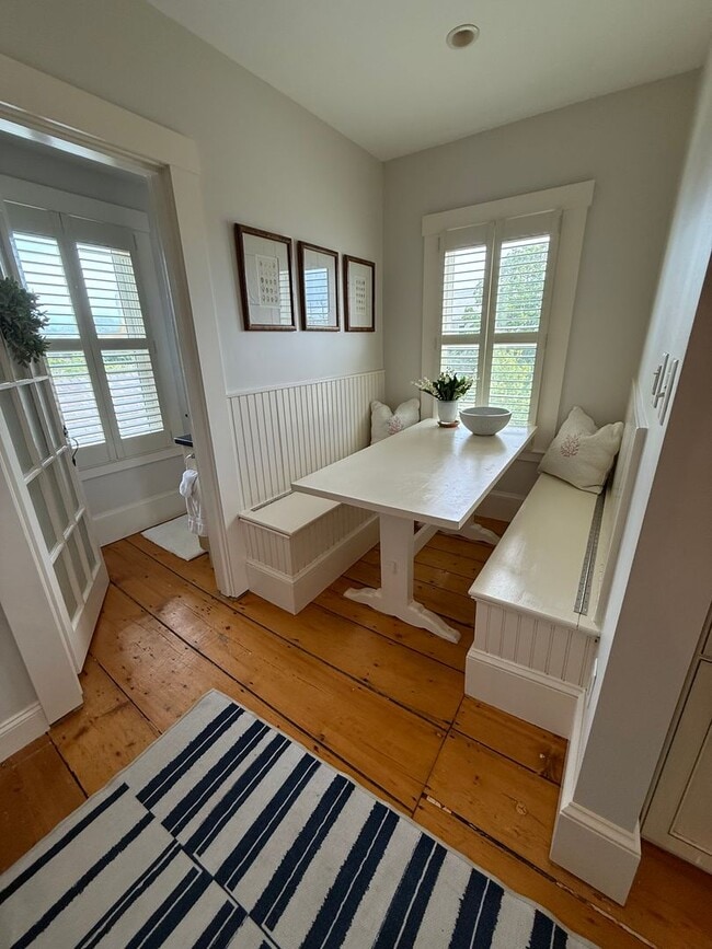 Building Photo - 2 bedroom ,1 bathroom unit at an historic ...