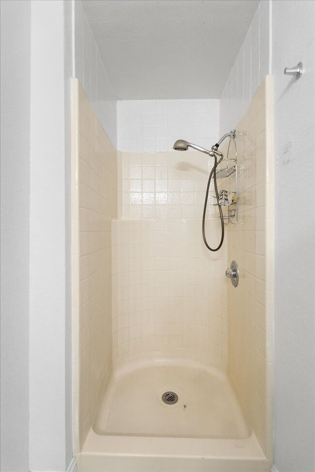 Building Photo - 2717 Knollwood Dr