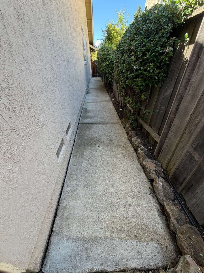 Building Photo - "Charming 4-Bed Oasis with Granite Touches with Tennis and Poolside Bliss steps away in Danville!"