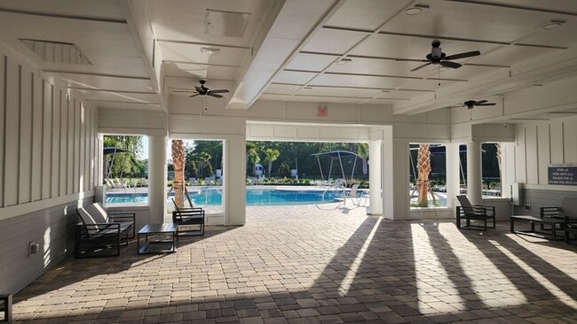 Building Photo - Beautiful Townhome in Waterford Lakes 2 Bedroom 2.5 baths and 1 Car Garage
