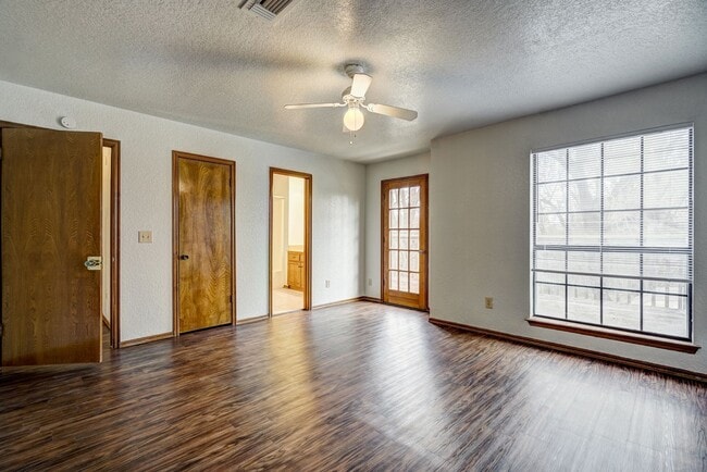 Building Photo - 4 Bed 2 Bath in Moore School District