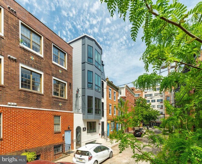 Building Photo - 608 S American St