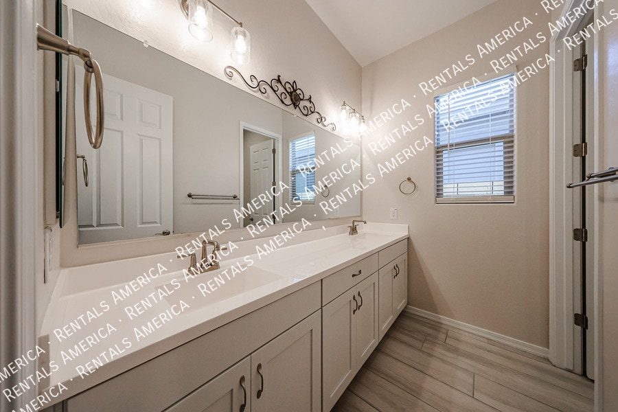 Building Photo - 4815 W Capistrano Ave