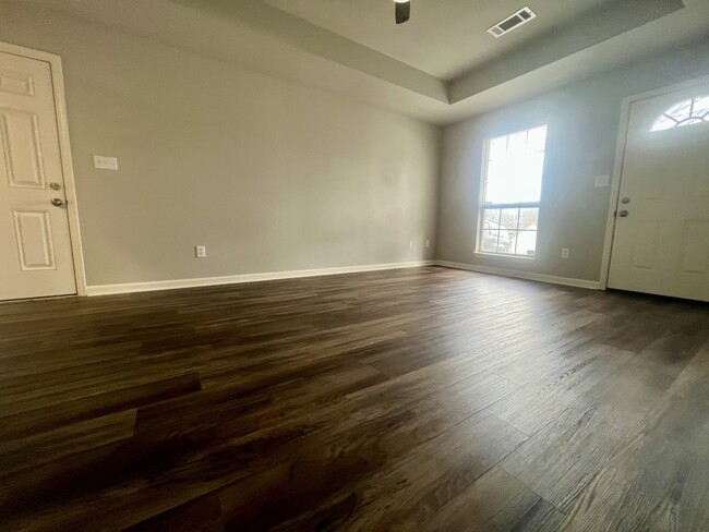 Building Photo - 1200 Oakview Dr