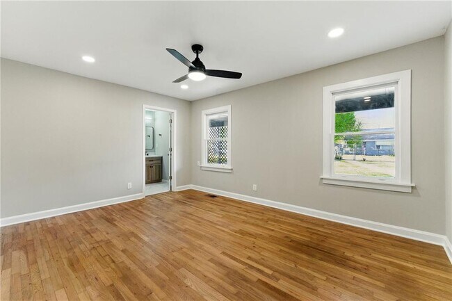 Building Photo - 10 Cochran Rd SE