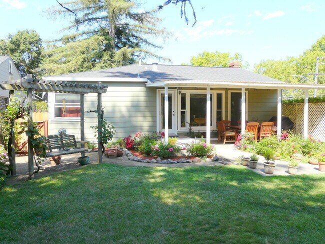 Building Photo - 2 Bedrooms, 1 Bathroom Popular Alta Height...