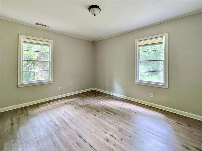 Building Photo - Charming Family Home | 3-4 Bedrooms | Large Yard | Convenient Location