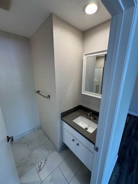 Building Photo - 623 E Cedar Ave