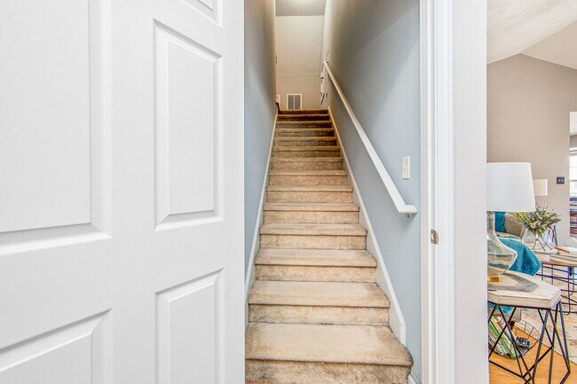 Building Photo - Good size home East of Raeford