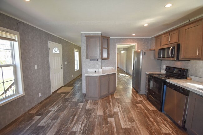 Building Photo - Two Bedroom Updated Mobile Home with Fenced Yard!