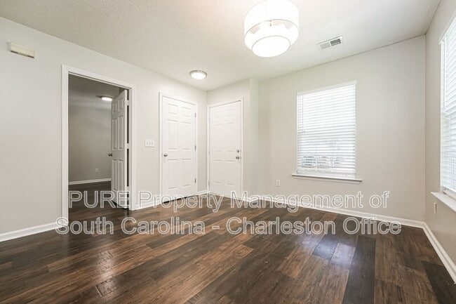 Building Photo - 7840 Park Gate Dr
